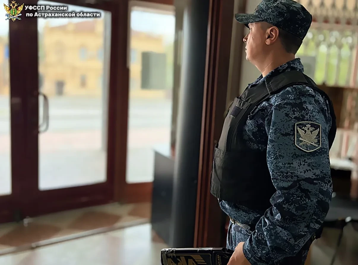 Астраханцы пытались пронести в суд нож, бутылку и сигнальный пистолет