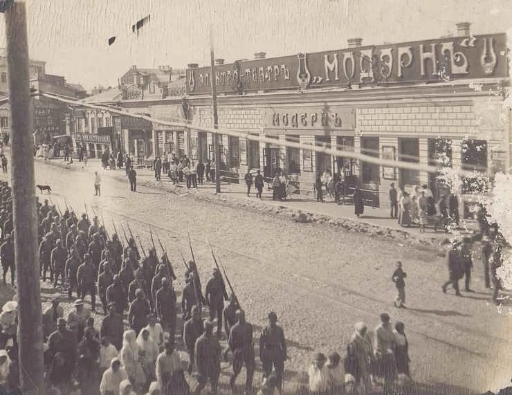 8 июня 1918 года. Фотография чешских легионеров в Самаре около электротеатра «Модерн». ...