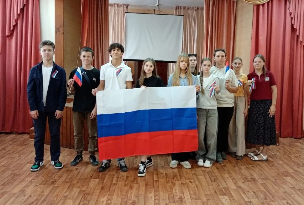 ⚪🔵🔴В преддверии Дня Государственного флага Российской Федерации принимаем участие  во...