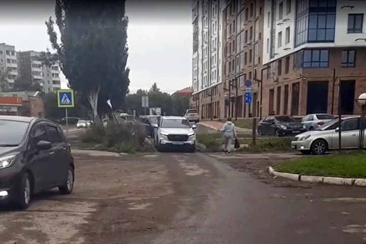 В Абакане водители облюбовали тротуар
