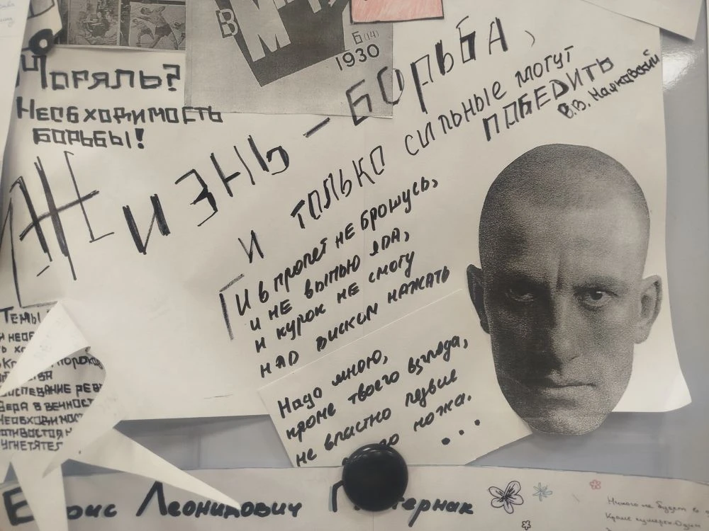 📚 День поэзии в нашей школе: творчество, вдохновение и искусство слова!  20 марта в школе прошёл  Де