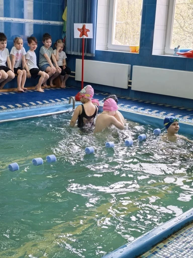 🌊 Весёлые старты на воде: 7 группа в поисках пиратских сокровищ!  🏊‍♀🏊Сегодня воспитанники 7 группы 