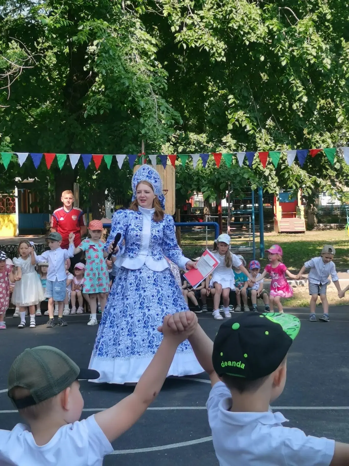 🇷🇺Нам праздники для радости даны,
Мы знаем их немало, самых разных,
Но день России, день родной ст