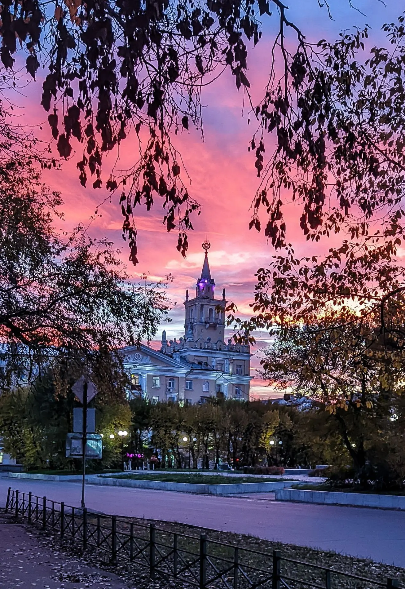 Примите наши искренние поздравления с Днем России и с Днем города!
Желаем, чтобы поскорее закончилис