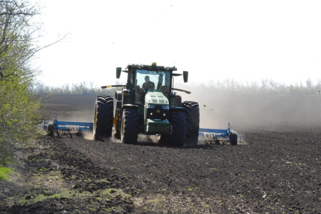 🚜 Аграрии Ростовской области приступили к активной фазе весенних полевых работ  ✅ Благоприятные пого