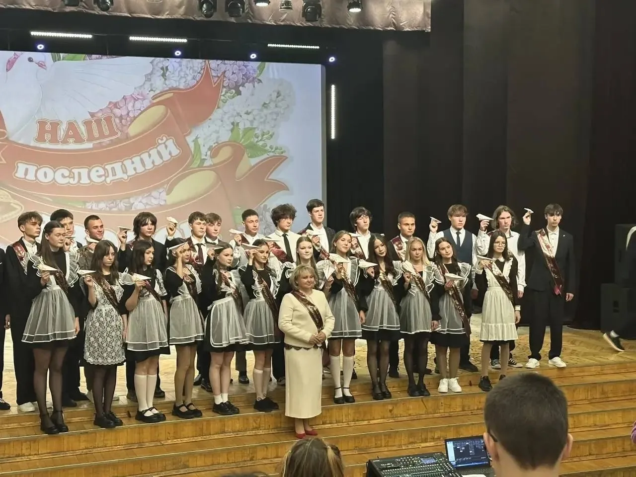 💫 ПОСЛЕДНИЙ ЗВОНОК: ТРОГАТЕЛЬНЫЕ ПОЗДРАВЛЕНИЯ  И НАПУТСТВИЕ ВЫПУСКНИКАМ