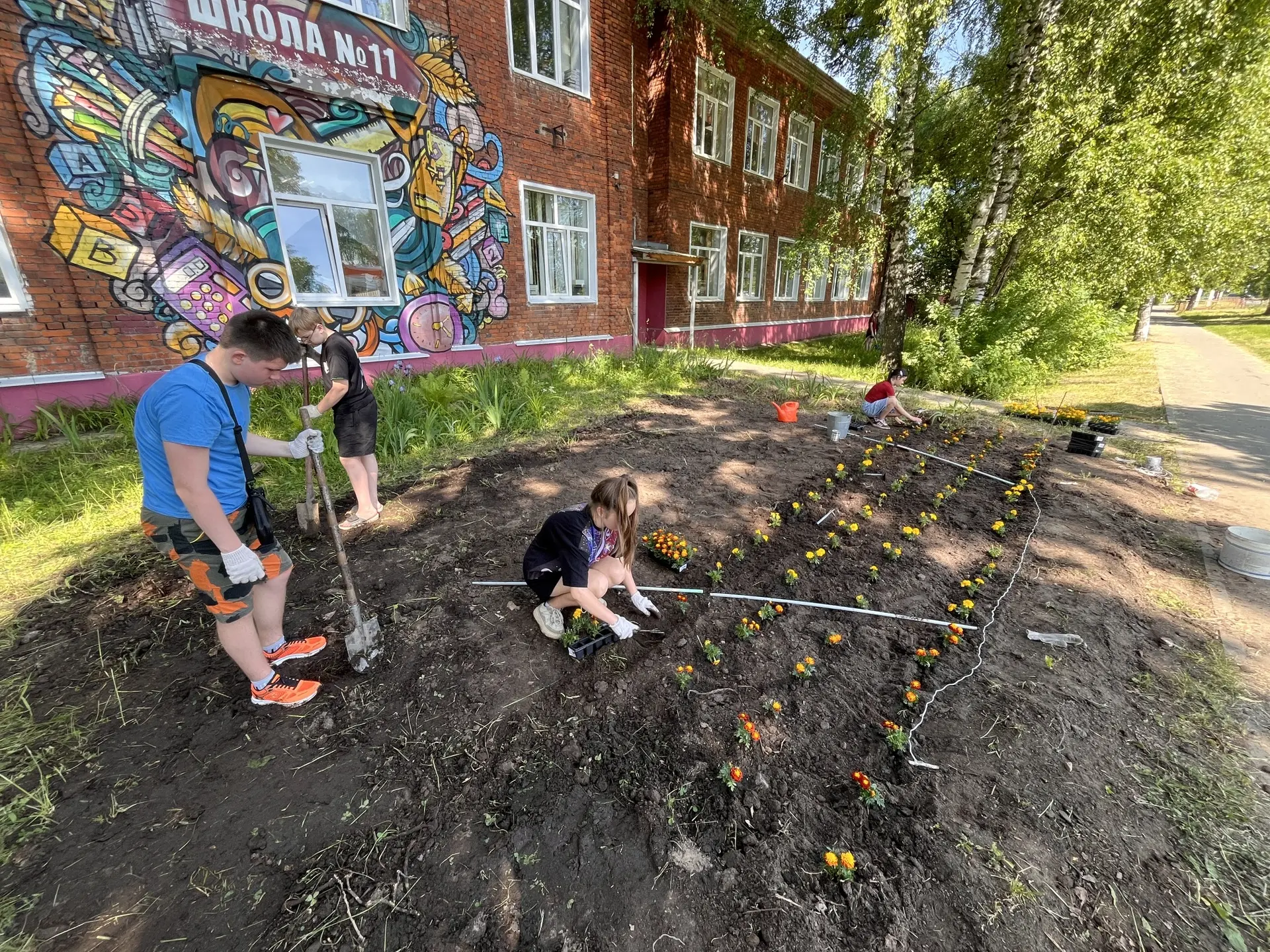 🌱 ЛЕТНЯЯ ПРАКТИКА В ШКОЛЕ: ребята преображают школьное пространство!
 
💪 В нашей школе вовсю идёт 