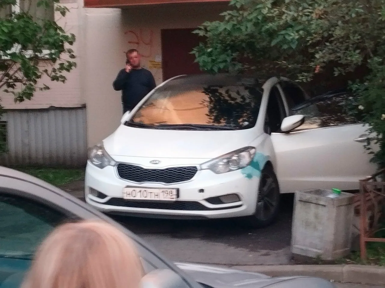 Купчинская, 6/1. Хорошо специалистов учат парковаться, с подъезда не выйти и не войти н...