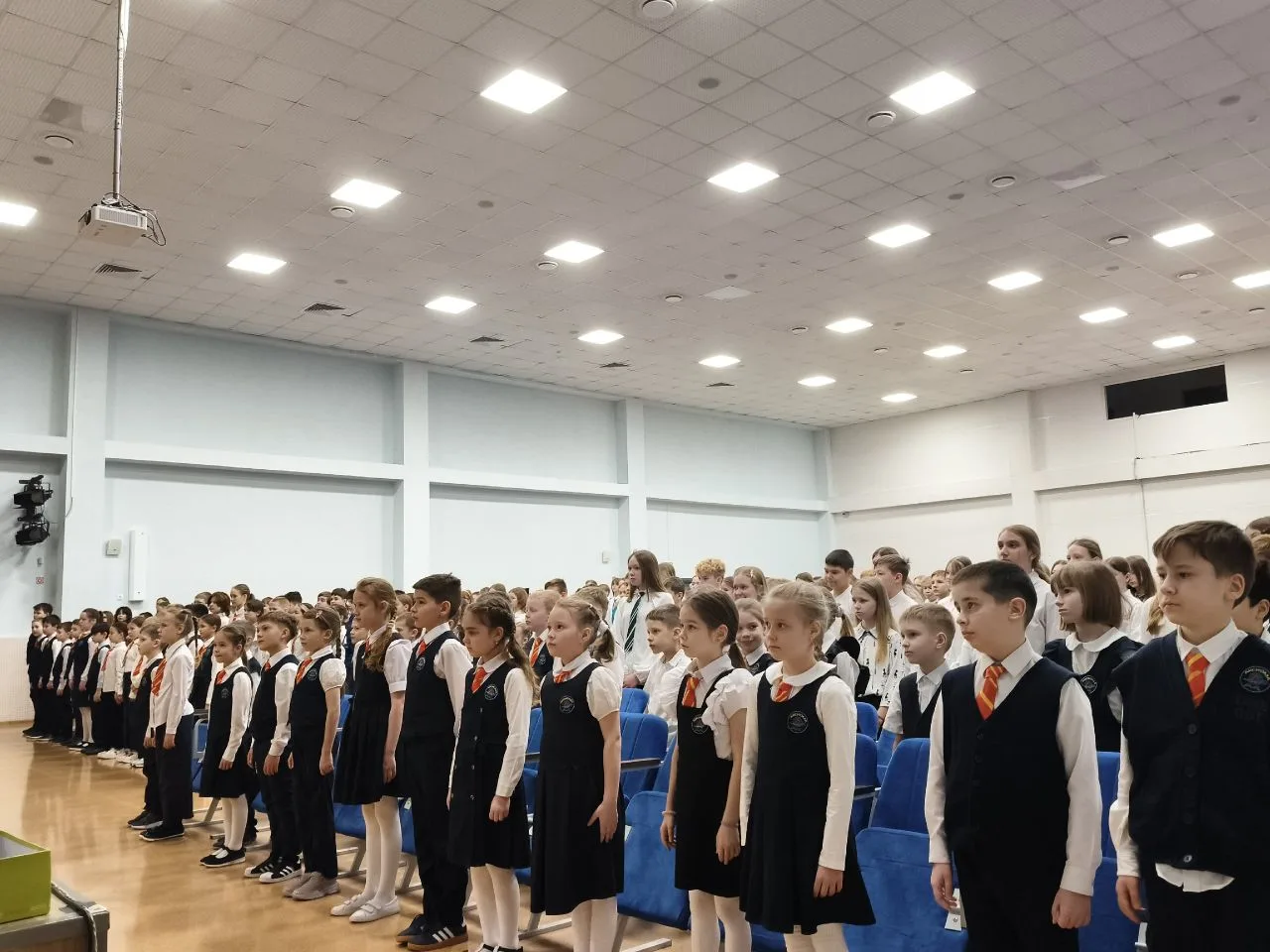 🌤 9 февраля — начало новой учебной недели   🇷🇺 На утренней линейке — знамённая группа победителей го