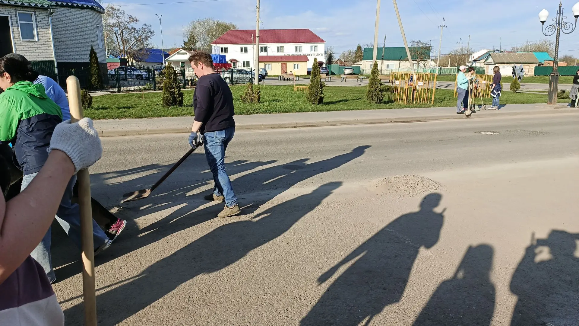 В преддверии праздника 9 мая работники администрации р.п. Башмаково ежедневно проводят ...