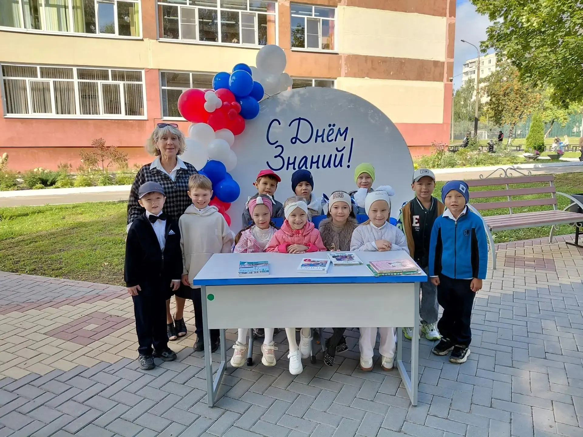 Мы идём в школу! Ну… пока только в гости!