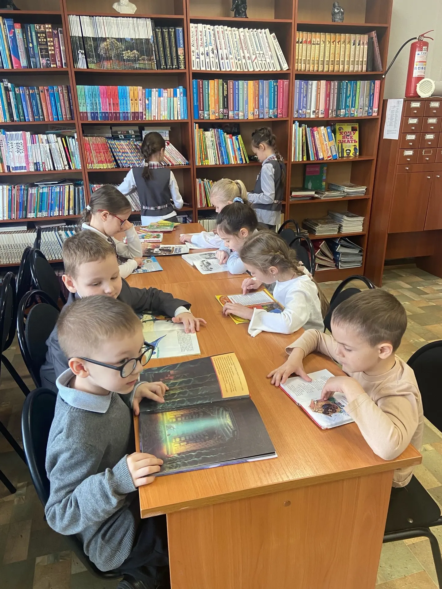 📚 Ученики 1 «А» класса посетили библиотеку! 📚  Сегодня ребята познакомились с миром книг: заведующий