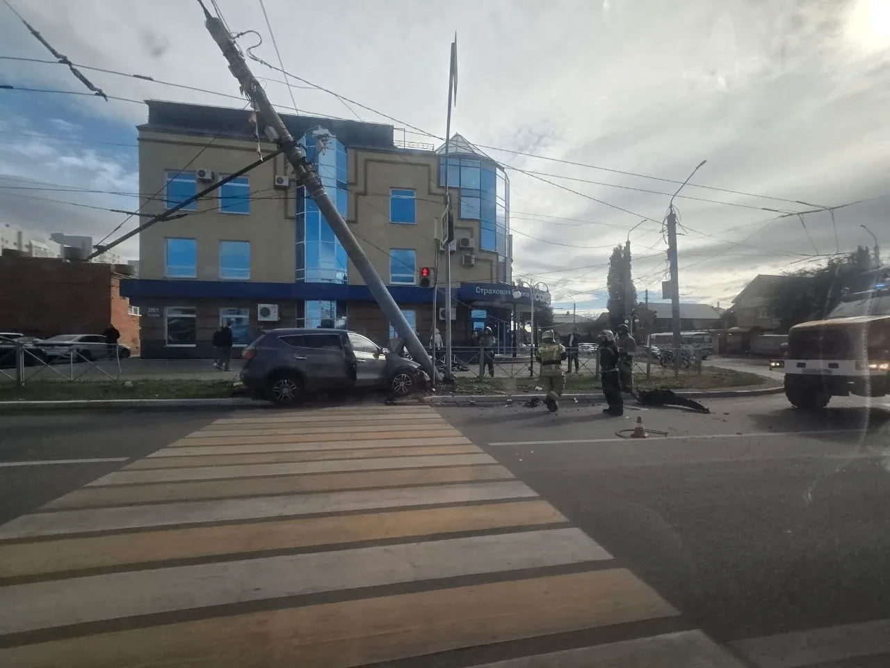 На пересечении Пролетарской и Шевченко легковушка затаранила столб 🤯