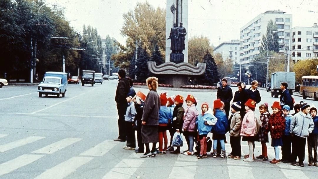 Правильный ответ: фото сделано в 1989 году, поэтому детям уже 42 года.