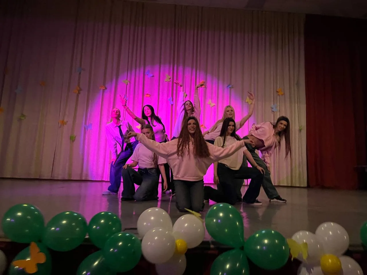 🌸 8 марта в 150 школе!   Вчера наша школа с размахом отметила Международный женский день — с улыбкам