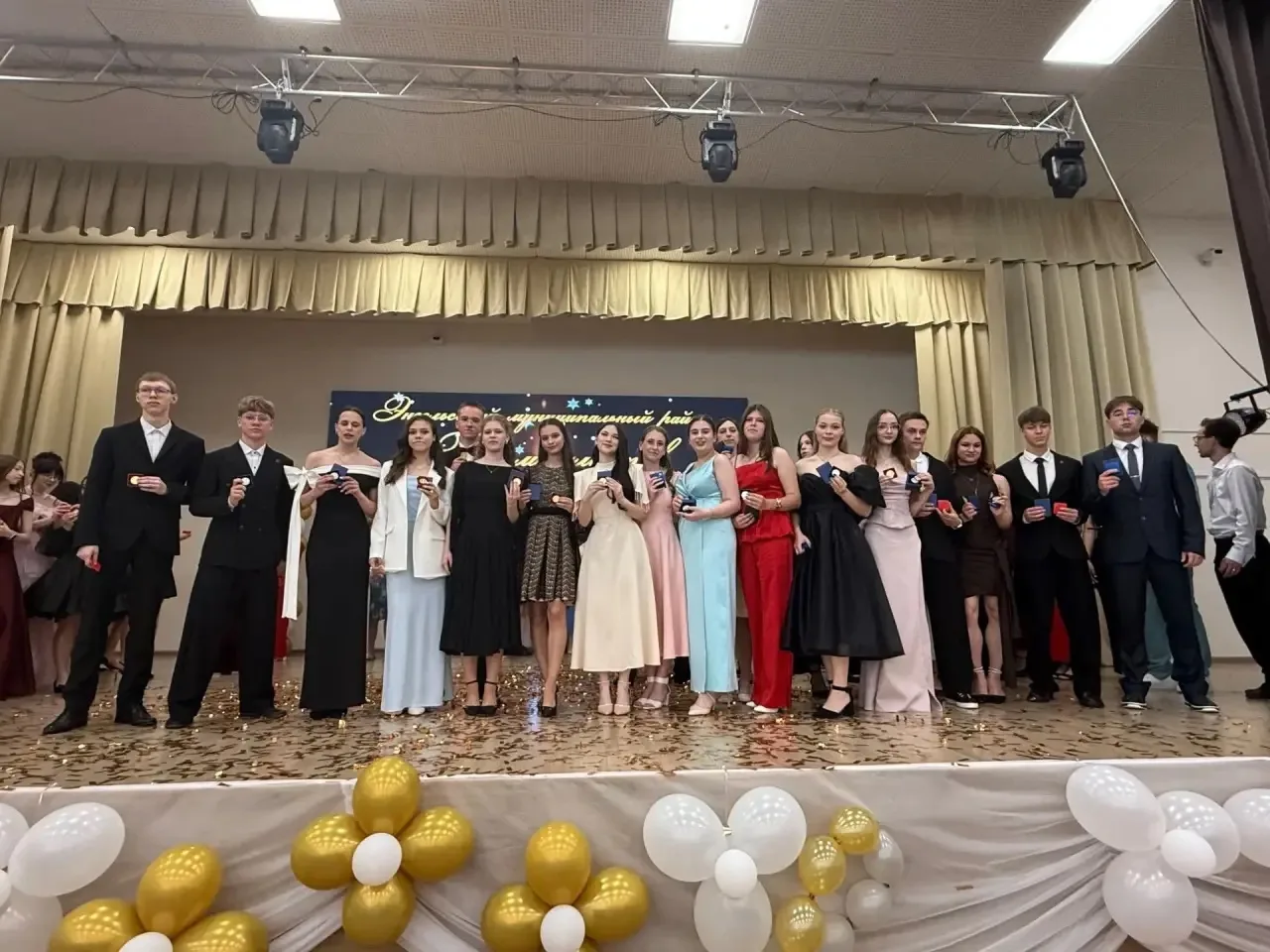 Звездный час наших медалистов!

Сегодня в МОУ "СОШ имени Ю.А. Гагарина"  состоялось торжественное ме
