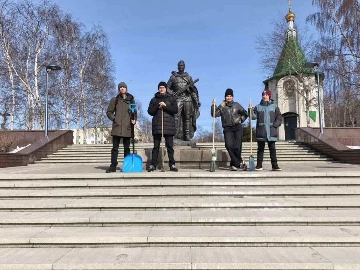 🌿 Чистая память: наш вклад в благоустройство! 🌿  Обучающиеся нашей школы вместе с учителем истории и