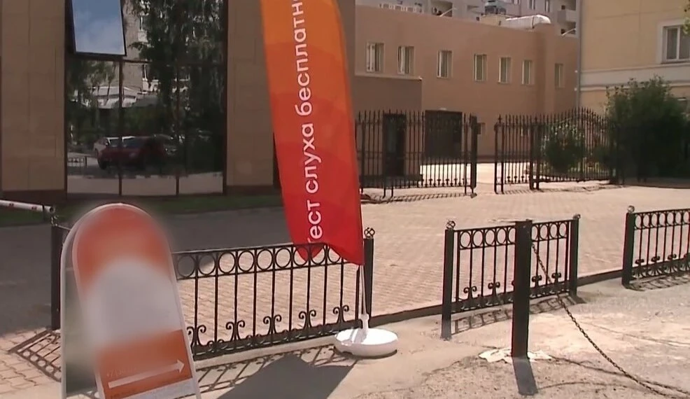 На Красном проспекте владельца бизнеса обязали убрать незаконную рекламу

В ходе рейда по благоустро