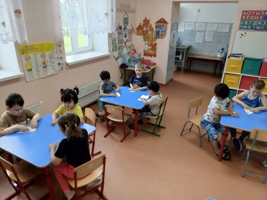 📌      В День бумажных самолетиков - неофициальный праздник, посвящённый популярной иг...