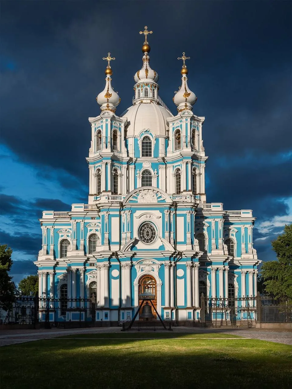 ⛪ Воскресенский Смольный собор — жемчужина елизаветинского барокко