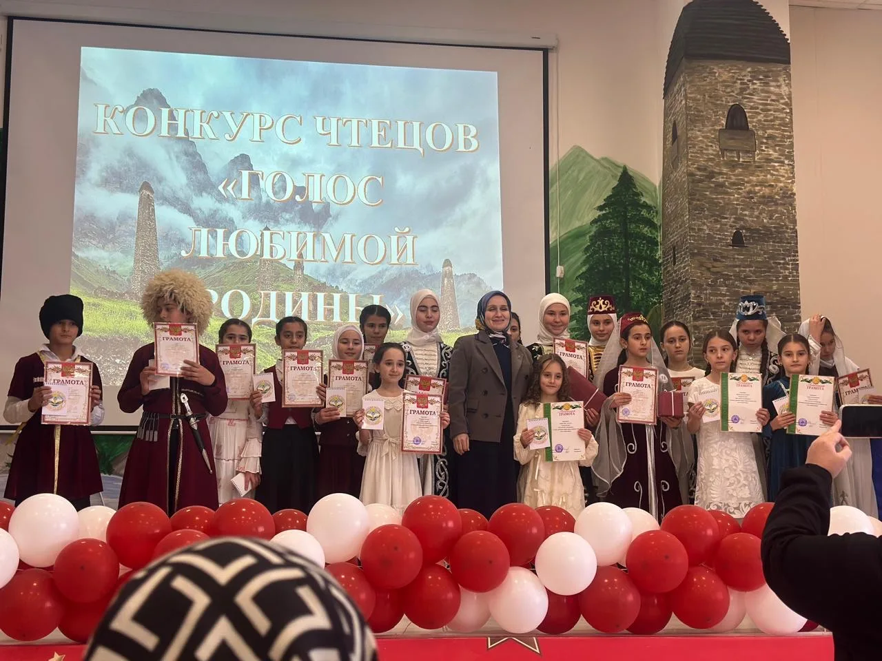 В нашей школе с большим успехом прошёл конкурс чтецов на ингушском языке. Мероприятие организовала и