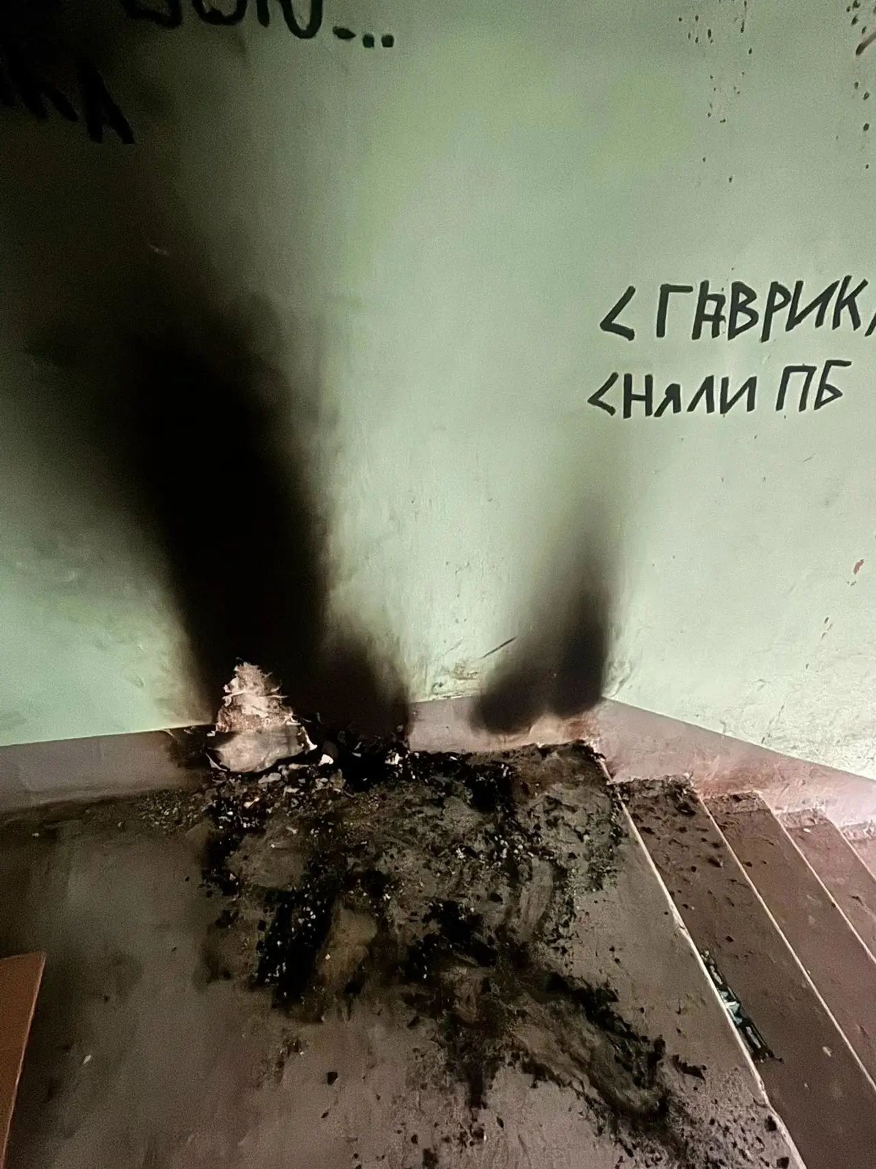 🔥 В прошлом году здесь подожгли матрас.
В этом году начали жечь стены.
Как решать данную проблему с