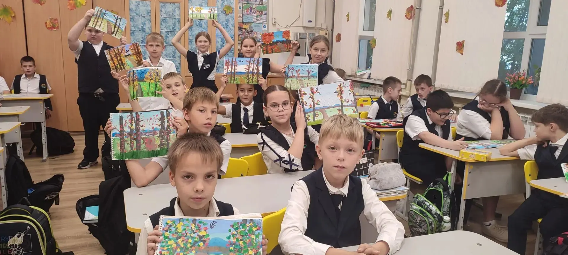 Ученики 4 «Б» класса на уроке изобразительного искусства окунулись в краски осени.🍁