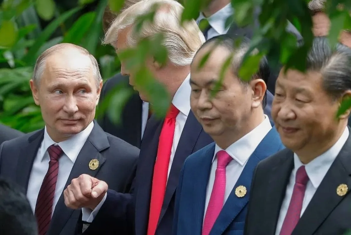МИД допустил трехстороннюю встречу Путина, Трампа и Си.

Саммит АТЭС пройдет 18-19 ноября в китайско