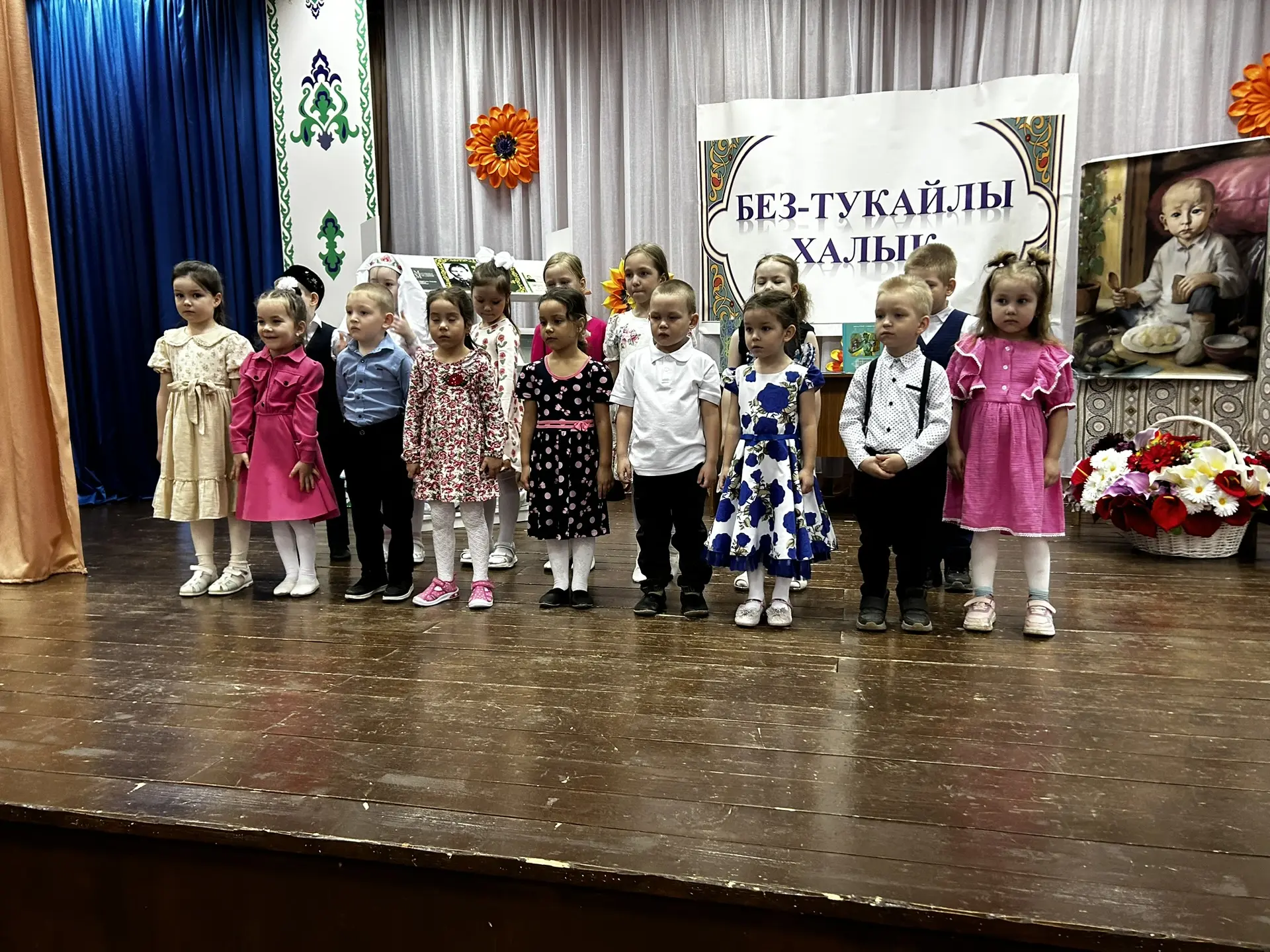 Бүген без балалар белән авылыбыз клубын да зур бәйрәм үткэрдек. Татар халкының бөек улы...