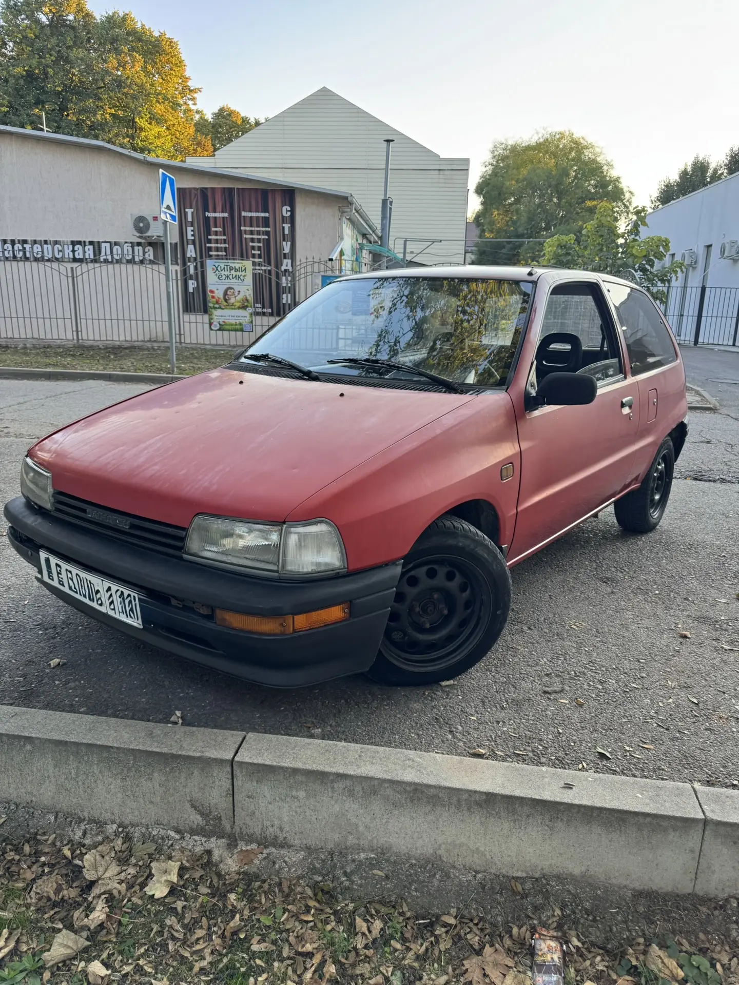 Продаю отличный автомобиль, Daihatsu Charade 1998 года, по цене мопеда, вложений не тре...