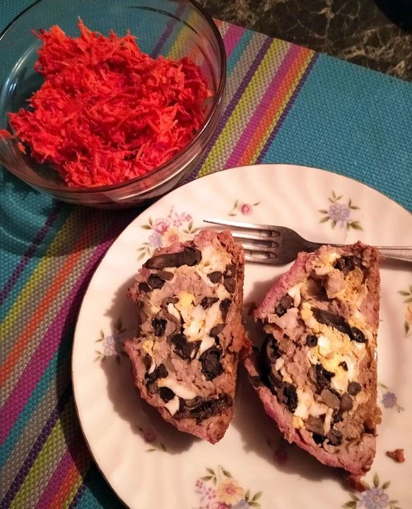 Мясной рулет с опятами и яйцом