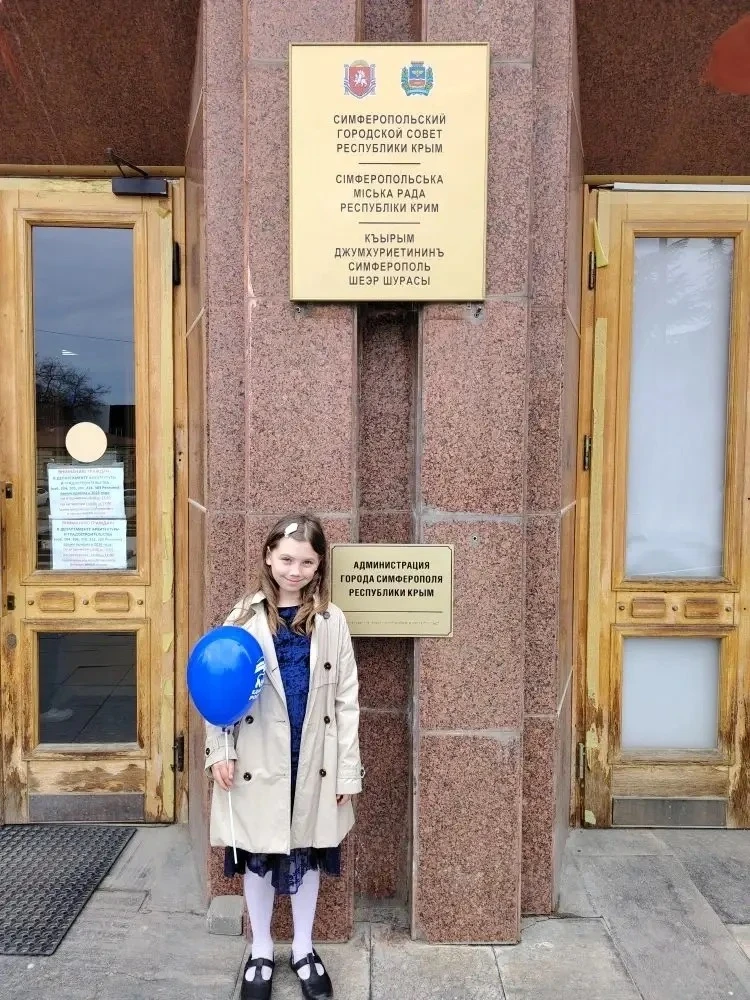 📜Депутат Государственной Думы Юрий Нестеренко вручил ученице 3-Е класса Бучной Иве благодарственное 
