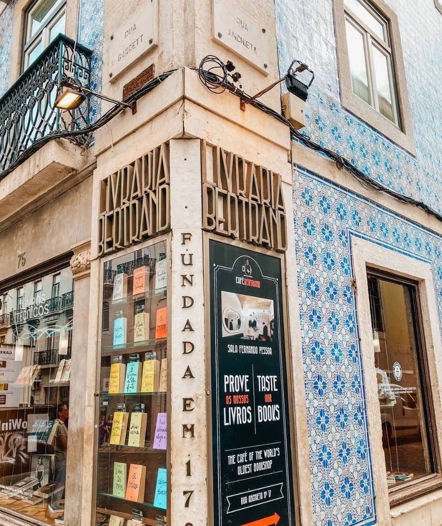 Старейший действующий книжный магазин в мире — Livraria Bertrand, находится в Лиссабоне...