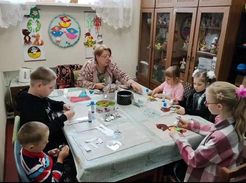 В "Стрельнинском СДК" п. Газопровод участники клубного формирования "Мастерица" изготовили поделки "