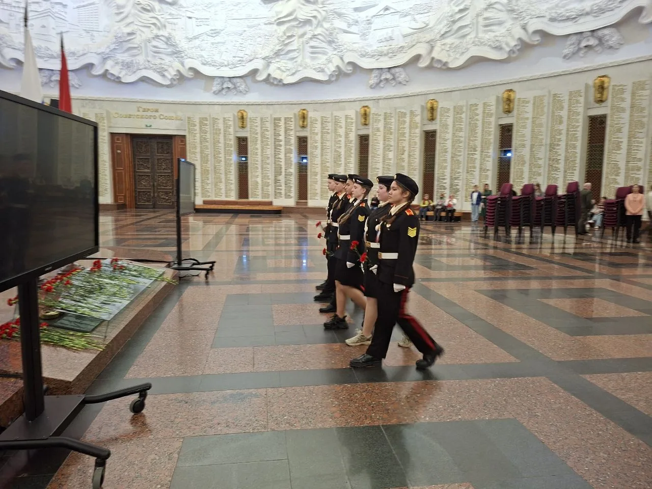 27 апреля кадеты МОУ Синьковской СОШ №1 почтили память героев в Музее Победы  Сегодняшний день стал 