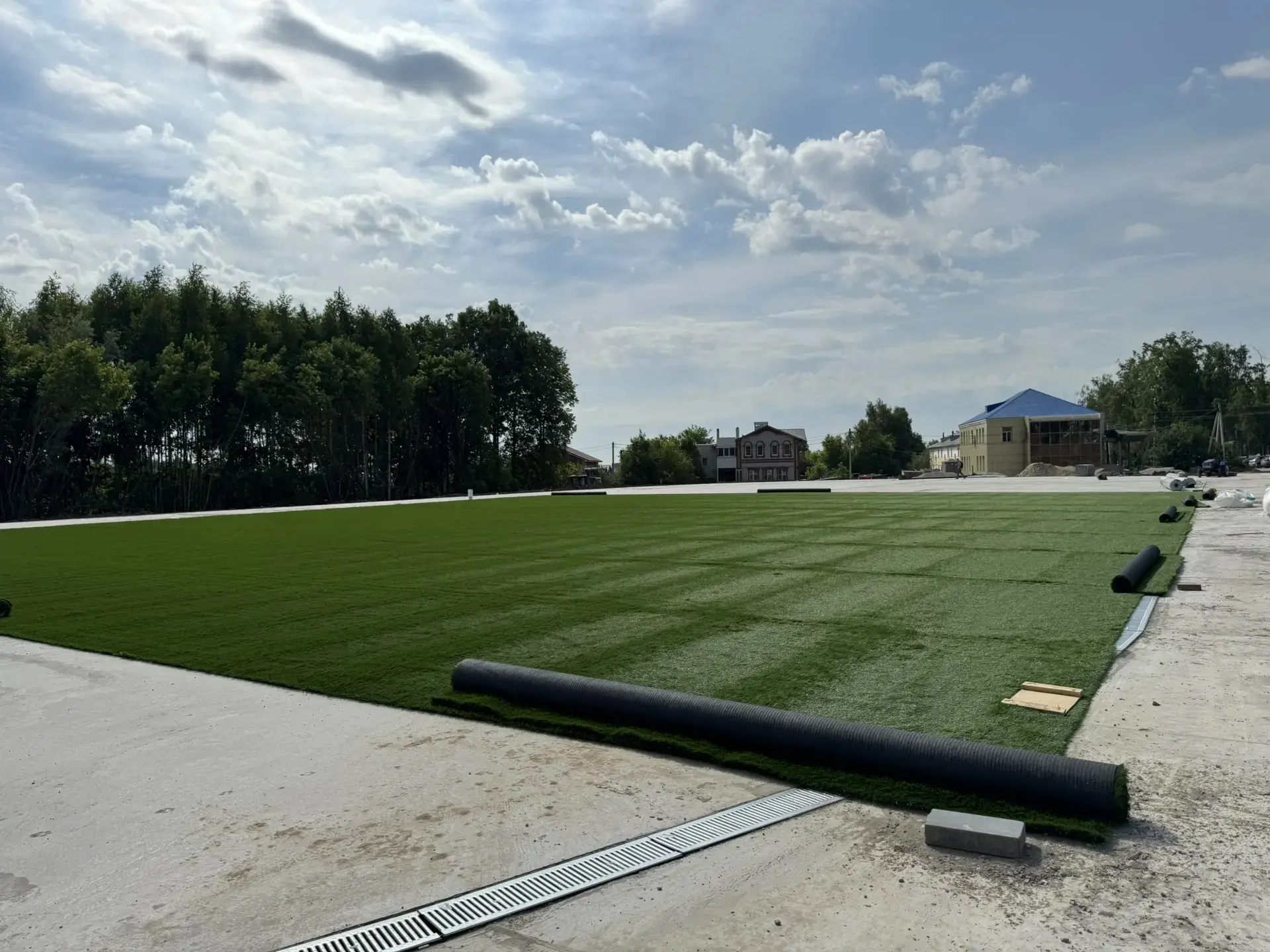 Футбольное поле около первой школы покрыли искусственным газоном ⚽🌱