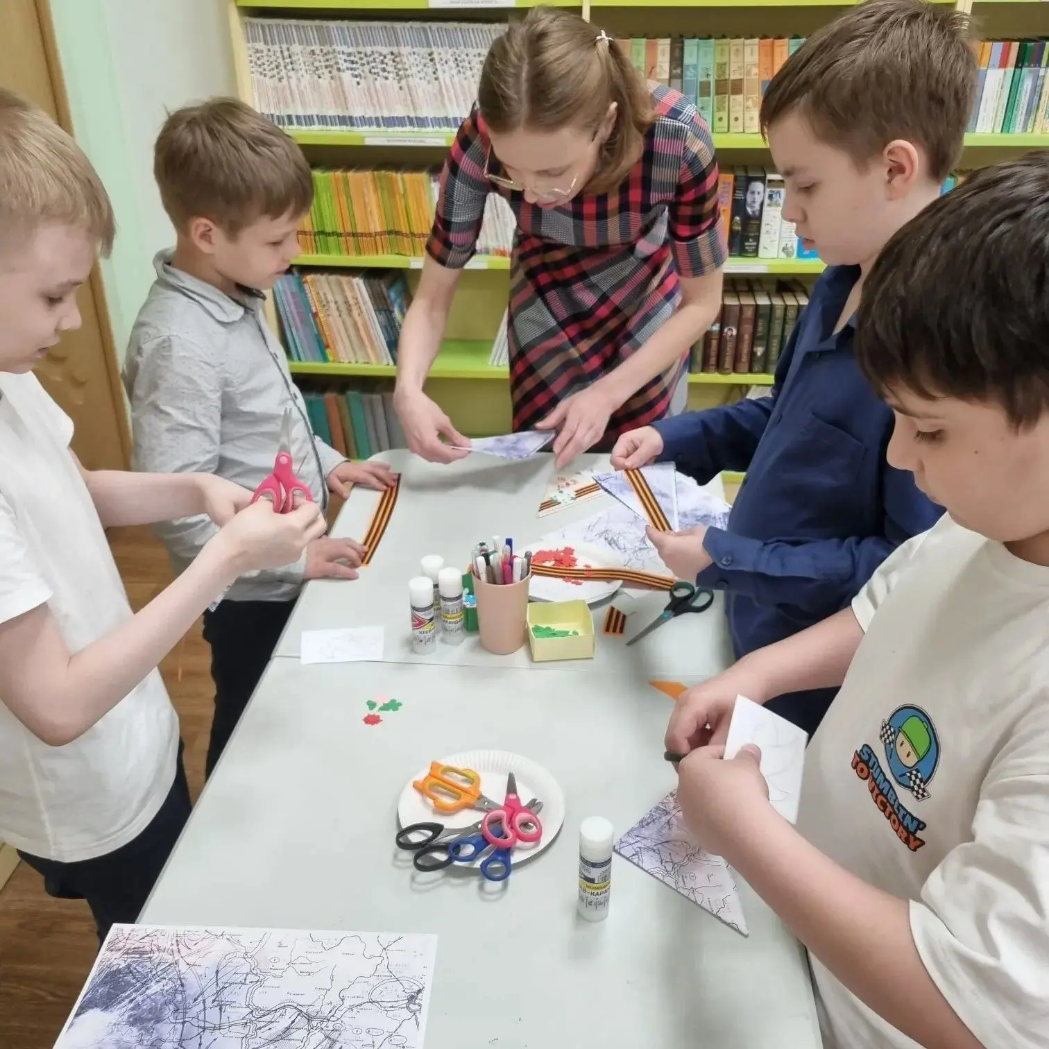 Ученики 3"а" класса посетили Детскую библиотеку №1. Мероприятие было посвящено  ВОВ. Ребятам показал