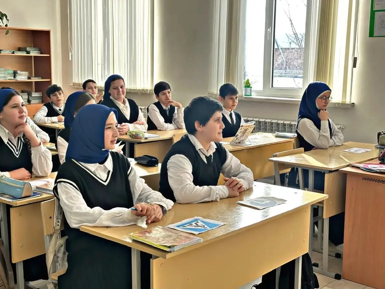 «Соблюдая ПДД — не окажешься в беде»  В 6 «Б» классе прошёл классный час, посвящённый правилам дорож