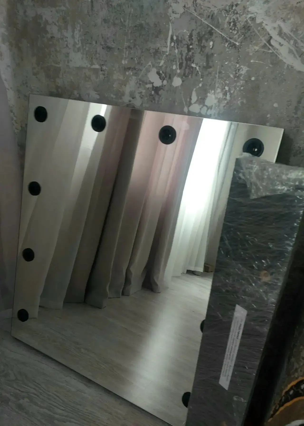 Продаётся зеркало гримерное, новое, размер 70×80 см, полочка в комплекте. Стоимость 6 т...