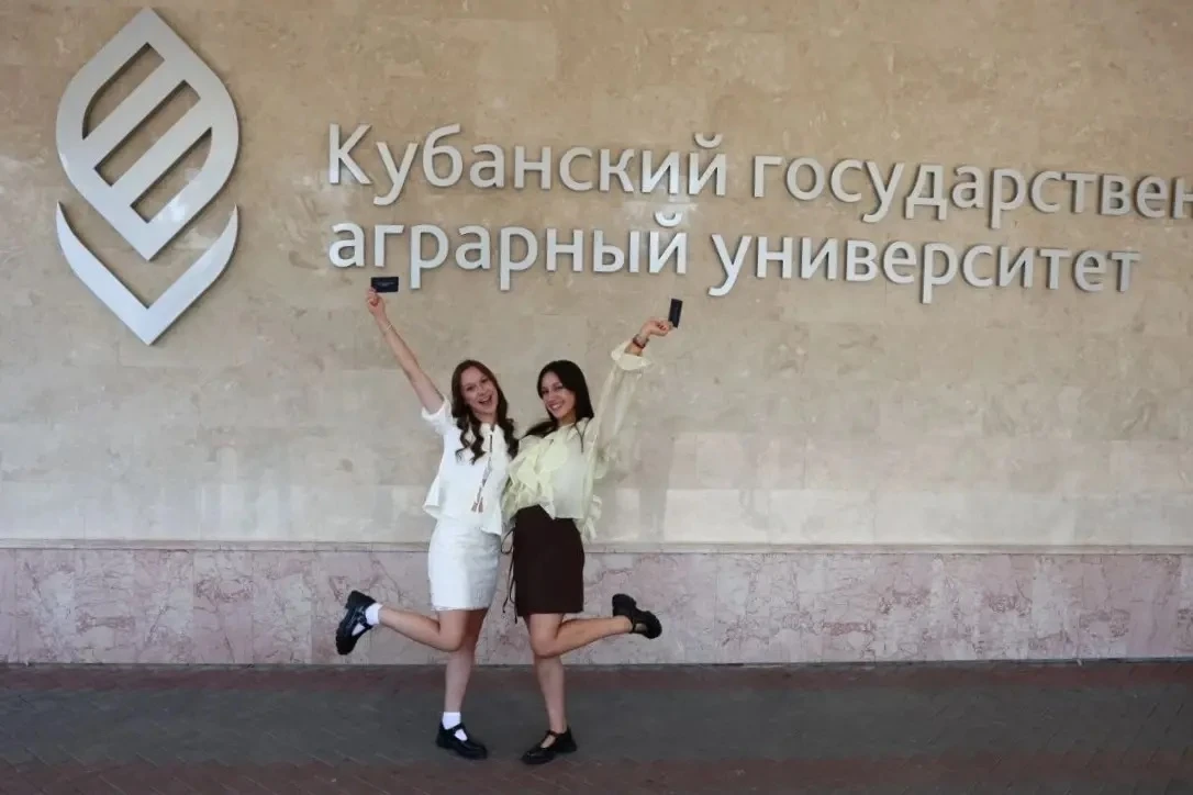 Первые счастливчики уже получили свой главный студенческий документ