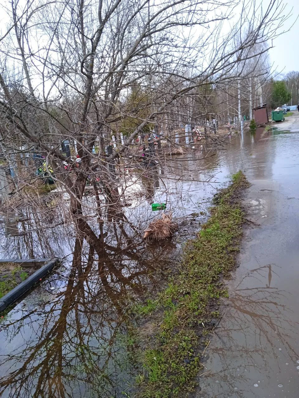 🌊 Ново-Стригинское кладбище ушло под воду  Погост на Автозаводе превратился в болото из-за сильного 