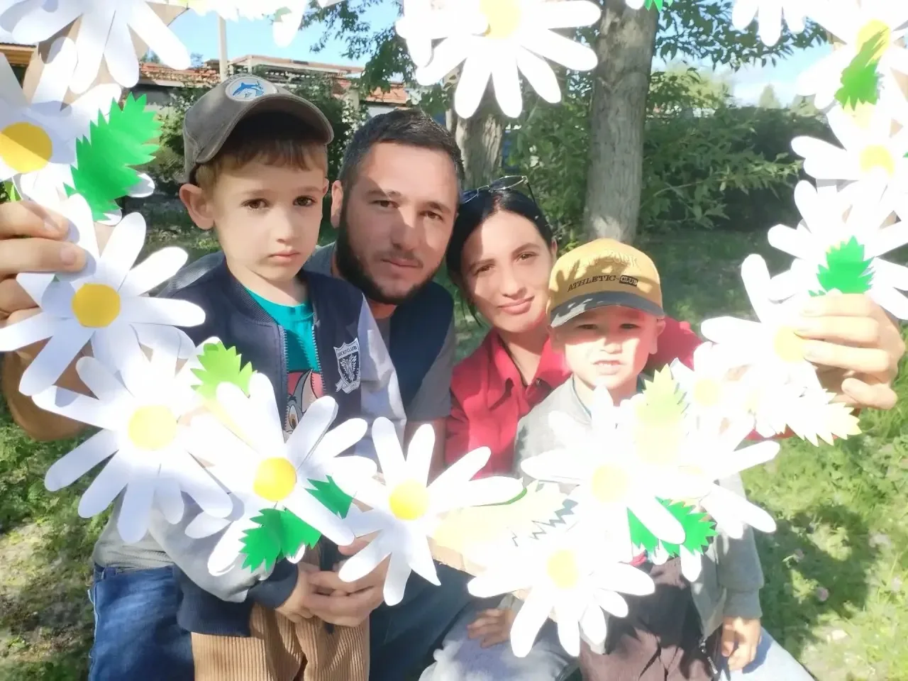 А у нас — особенные моменты! 🥰

Дети своими руками сделали фоторамку и украсили её нежными ромашкам