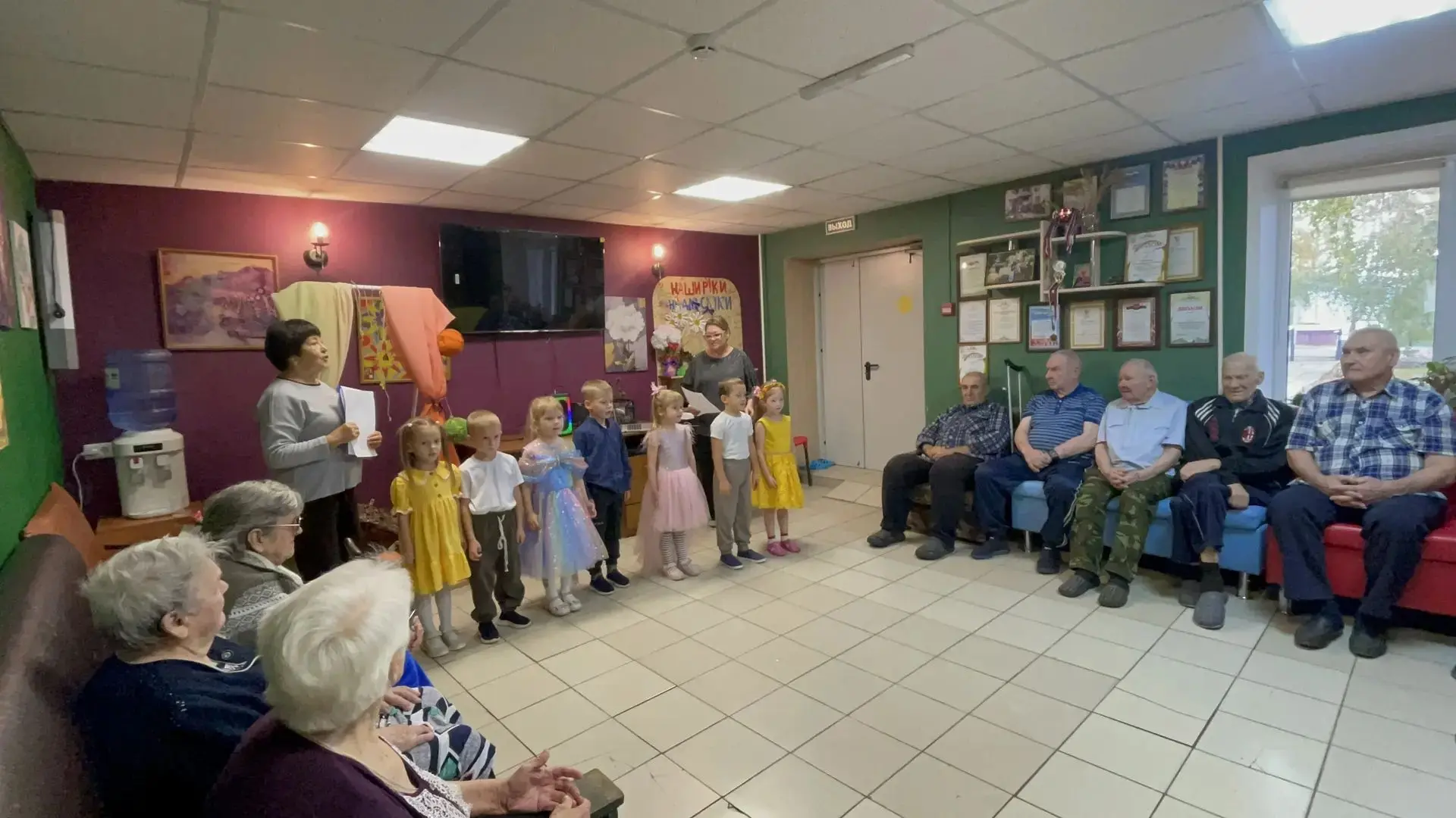 1 октября, в Международный день пожилых людей, ребята старшей и подготовительной группы...