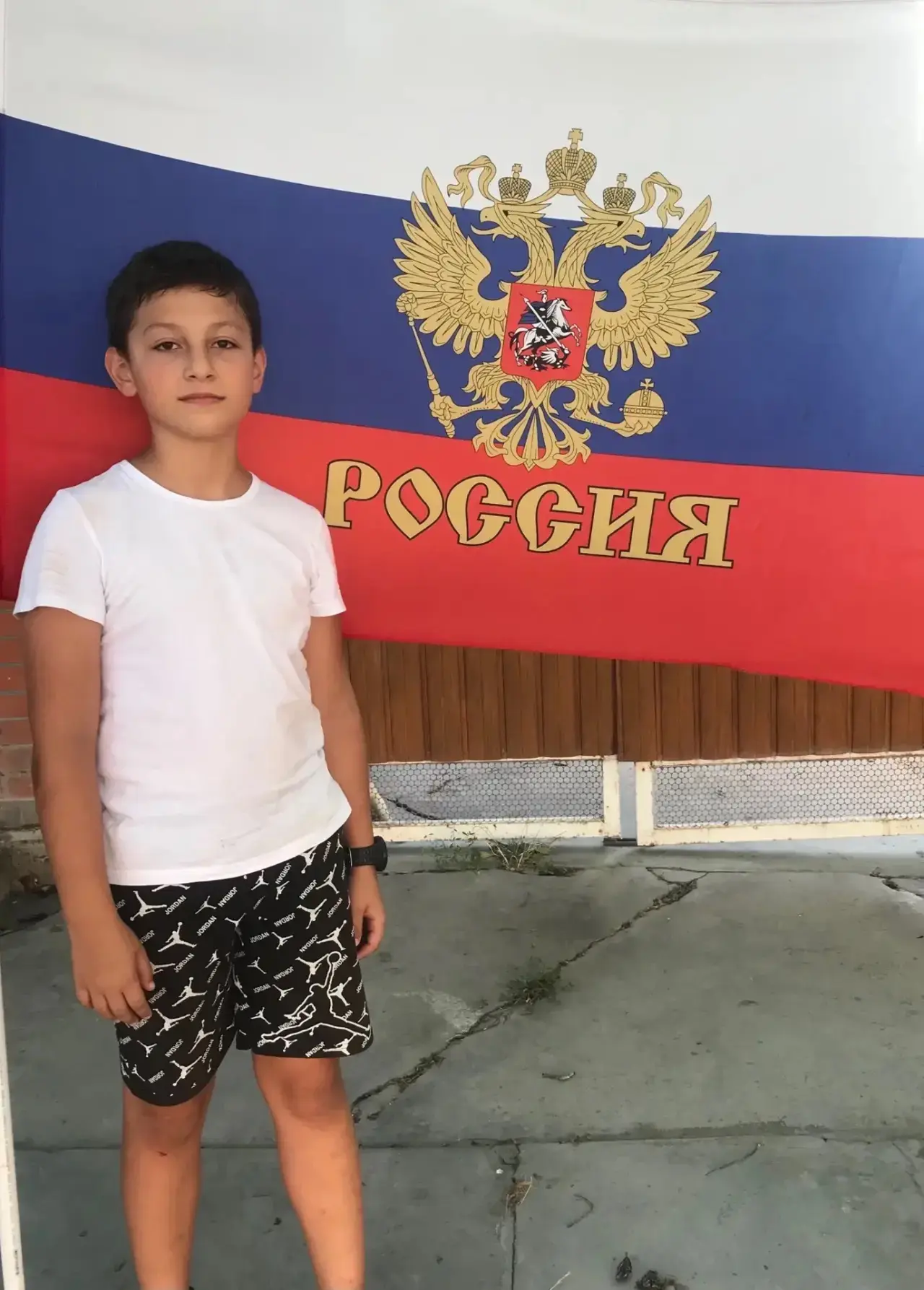 Усеев Игорь,ученик 7 класса,принимает участие в акции"Флаг России"