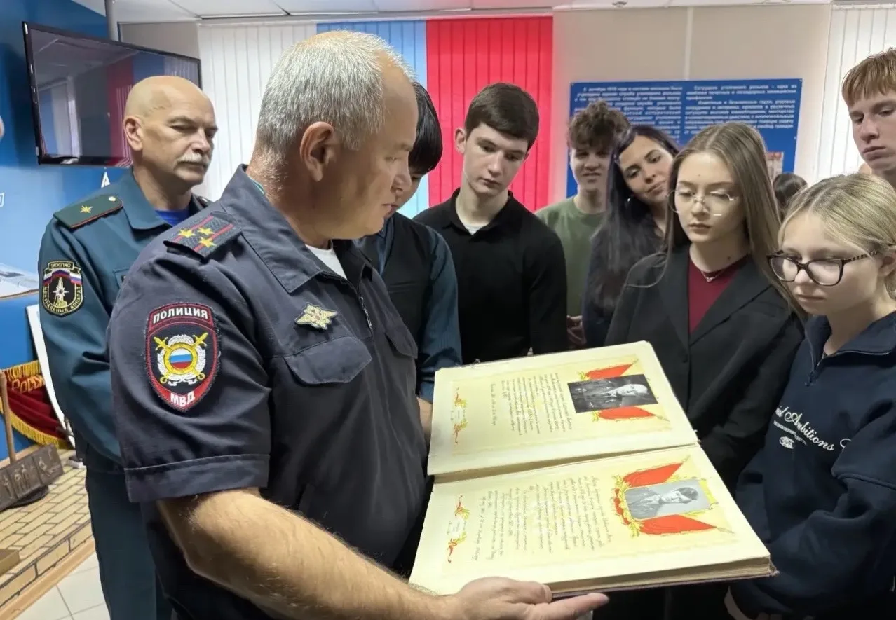 🇷🇺 В рамках проекта, посвященного Году единства народов России, полицейские и обществ...