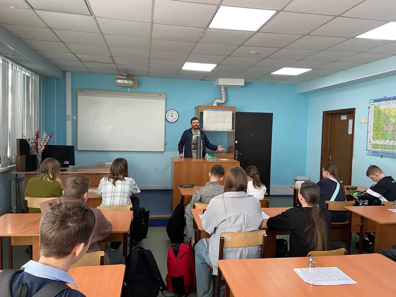 📆 На этой неделе в гостях у ребят 6В класса побывал настоящий плюмолог - Певчев Владимир Васильевич,