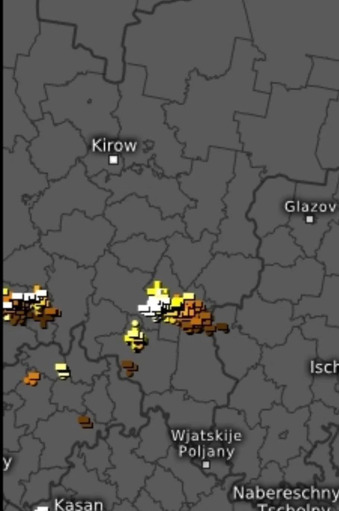 ⚡️Грозы активизировались в южной части Кировской области, как и ожидалось. 

При их прохождении есть