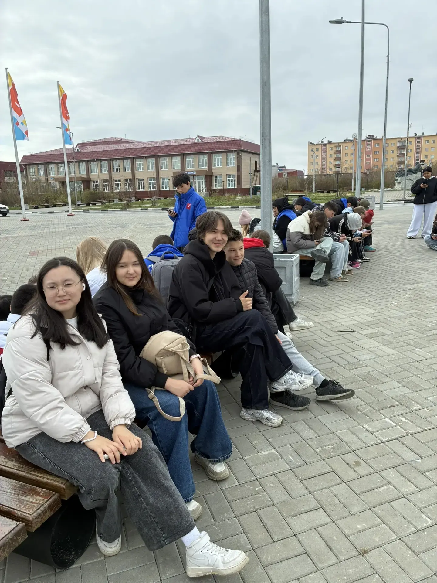 Наш трудовой отряд подростков сегодня принял  активное участие в праздновании дня России! 

Где мы п