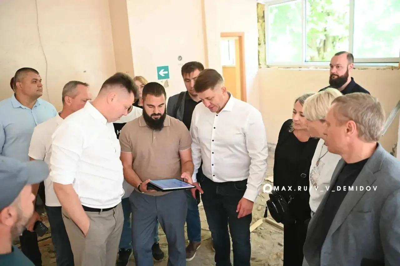 Продолжается капитальный ремонт здания начальной школы лицея №10. Провел выездное совещ...