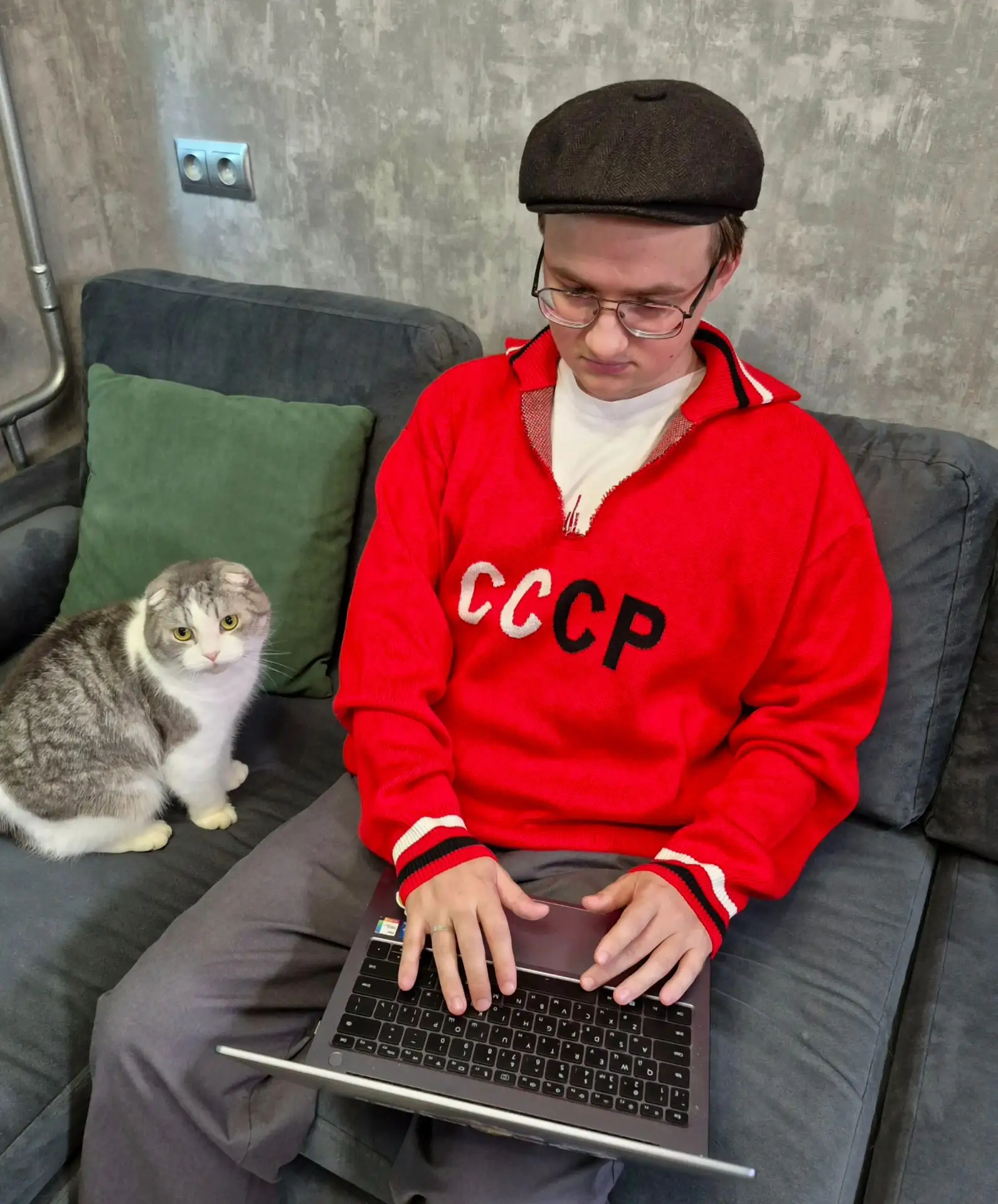 Прогулялся, надел свитер и сейчас усердно работаю над новым выпуском вместе с Марселем. А как ваш де